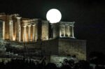 Μαγευτικές εικόνες από την Αυγουστιάτικη Πανσέληνο – Πλήθος κόσμου θαυμάζει το ανεπανάληπτο θέαμα