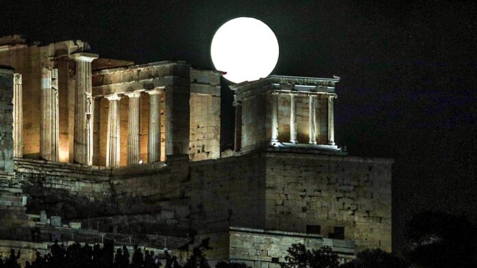 Μαγευτικές εικόνες από την Αυγουστιάτικη Πανσέληνο – Πλήθος κόσμου θαυμάζει το ανεπανάληπτο θέαμα
