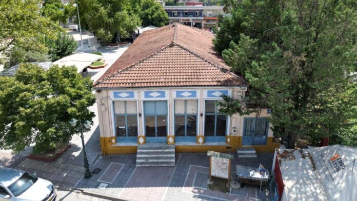 Ανανεωμένη πνοή στο ιστορικό κτίριο του κεντρικού καφενείου Ελασσόνας
