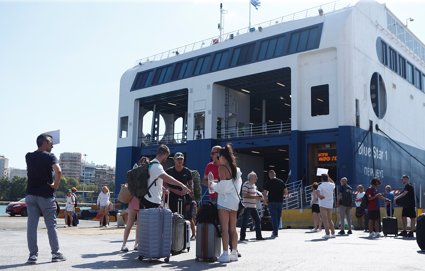 Οι αδειούχοι του Αυγούστου επιστρέφουν στην Αθήνα – Τα πλοία γεμάτα καταφθάνουν στα λιμάνια της Αττικής
