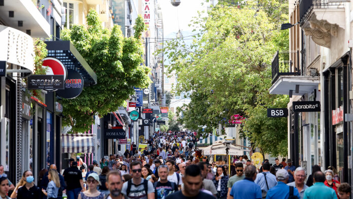 Λήγουν οι καλοκαιρινές εκπτώσεις – Πλήθος κόσμου στην Ερμού