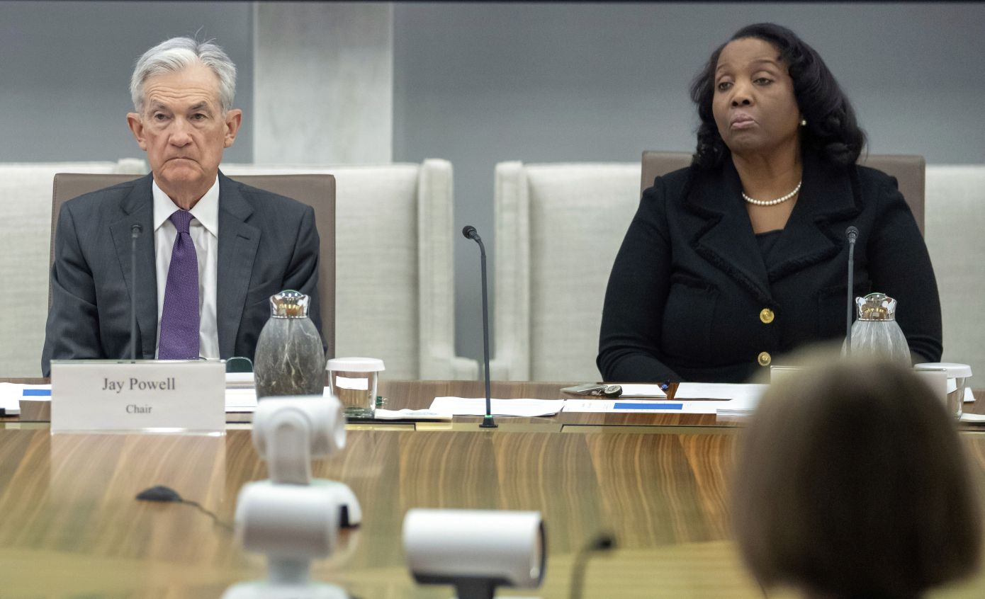 Ο Τραμπ αυξάνει την πίεση στη Fed, απομακρύνοντας μέλος του διοικητικού συμβουλίου – Η απάντηση της Λίσα Κουκ