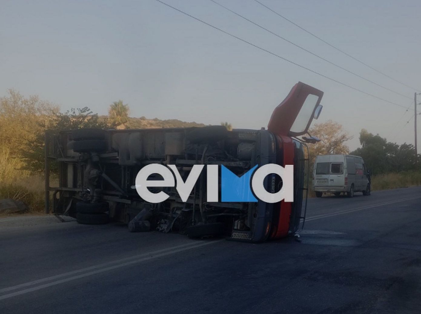 Σοβαρό ατύχημα στην Εύβοια: Φορτηγό ανατράπηκε μετά από σύγκρουση με Ι.Χ.
