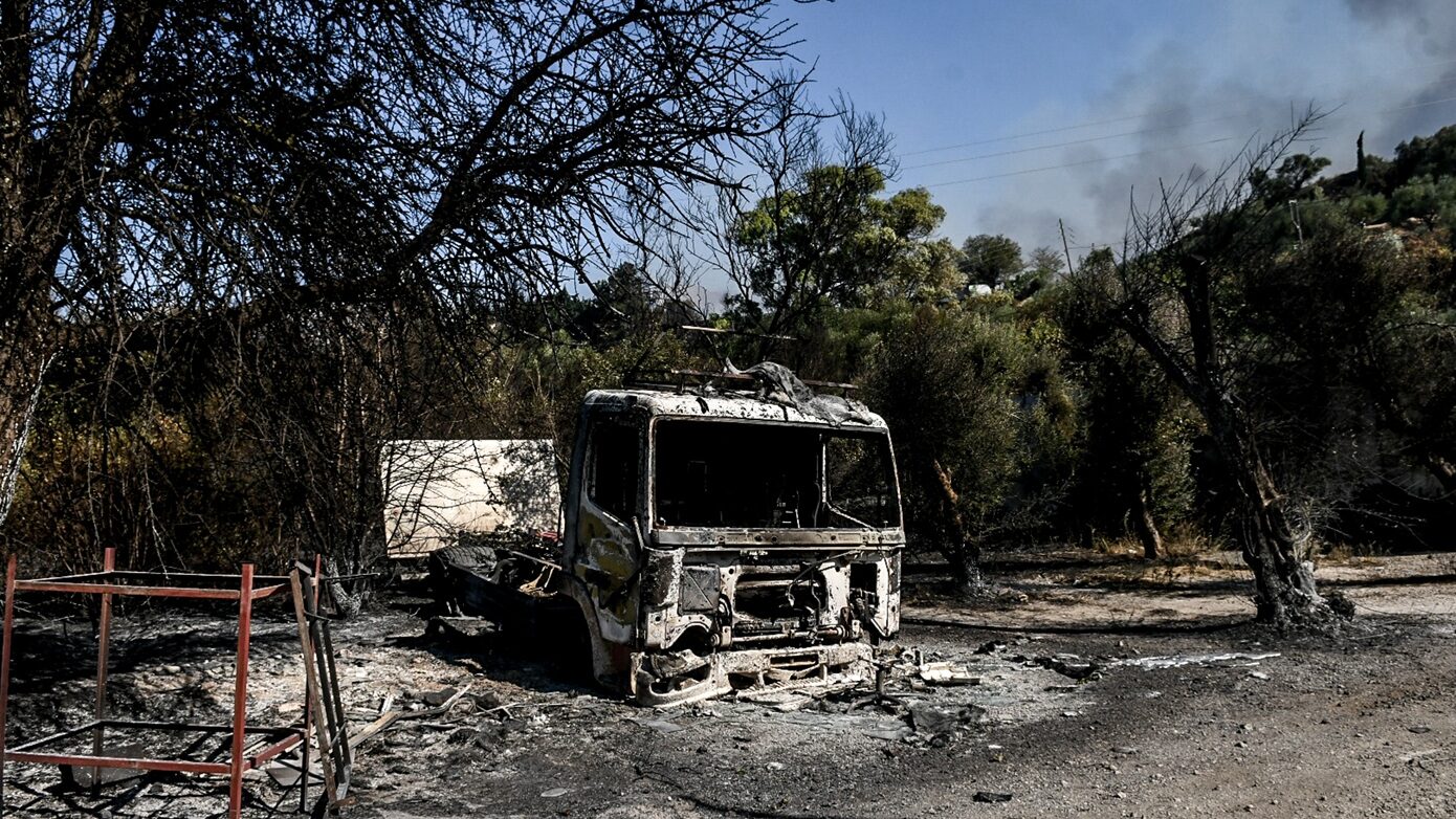 Αντιμέτωποι με τις φλόγες σε Πάτρα και Χίο – Ηρωικές οι προσπάθειες των πυροσβεστών για τη διάσωση περιουσιών