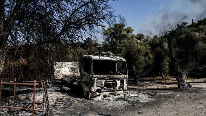 Αντιμέτωποι με τις φλόγες σε Πάτρα και Χίο – Ηρωικές οι προσπάθειες των πυροσβεστών για τη διάσωση περιουσιών