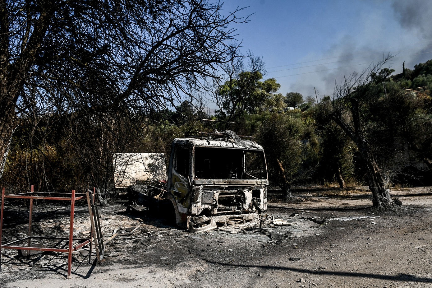 Αντιμέτωποι με τις φλόγες σε Πάτρα και Χίο – Ηρωικές οι προσπάθειες των πυροσβεστών για τη διάσωση περιουσιών