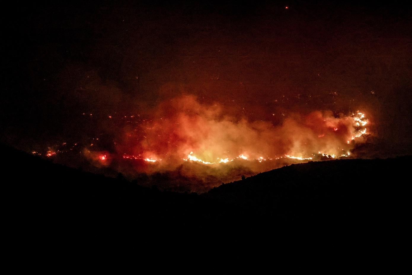 Φλεγόμενος εφιάλτης σαρώνει τη χώρα: Σοκαριστικές εικόνες από τα ανεξέλεγκτα μέτωπα – Δείτε βίντεο