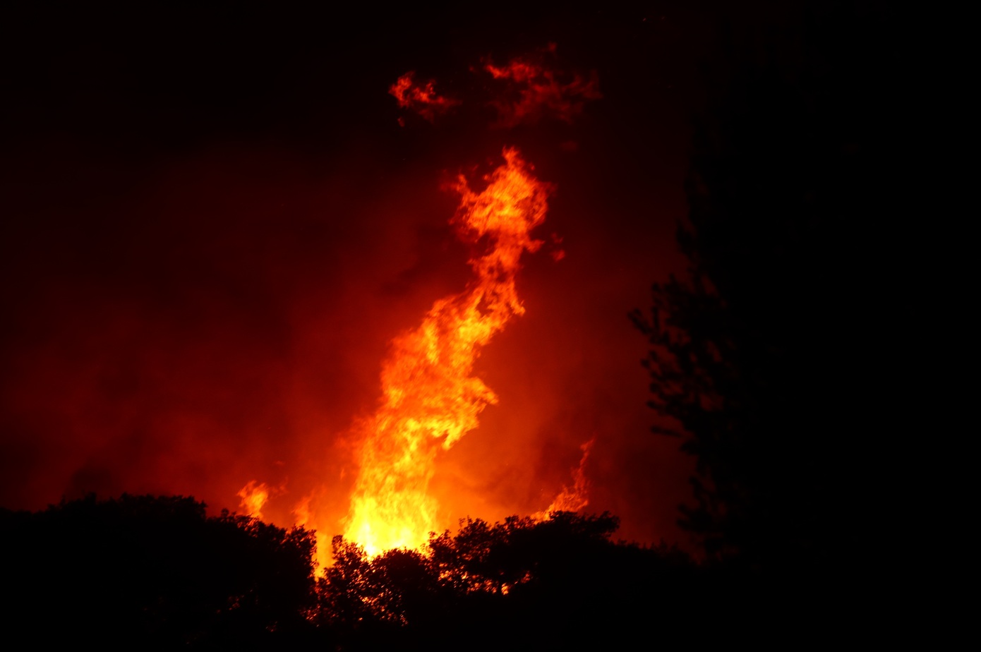 Ανεξέλεγκτη η φωτιά στην Ανατολική Αττική: Ολονύχτια μάχη σε Θυμάρι και Παλαιά Φώκαια