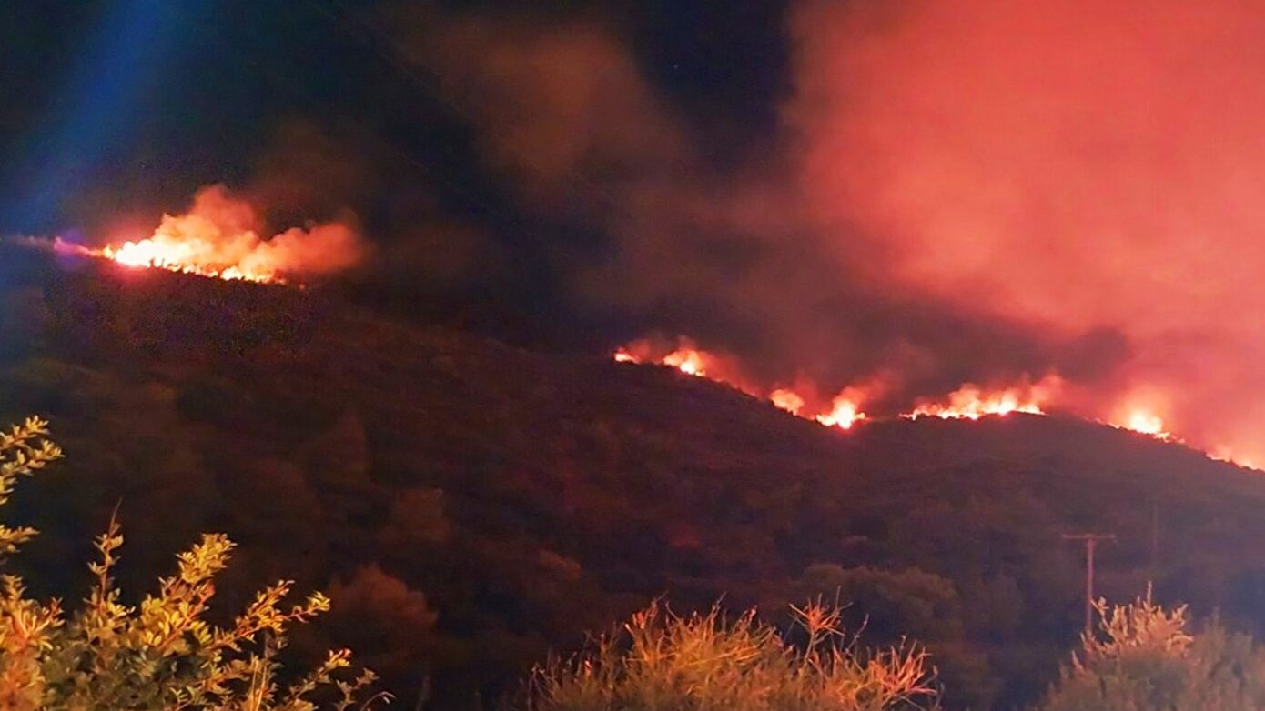 Φλέγονται Χίος, Ζάκυνθος και Πρέβεζα – Δύσκολη η μάχη με τις πυρκαγιές
