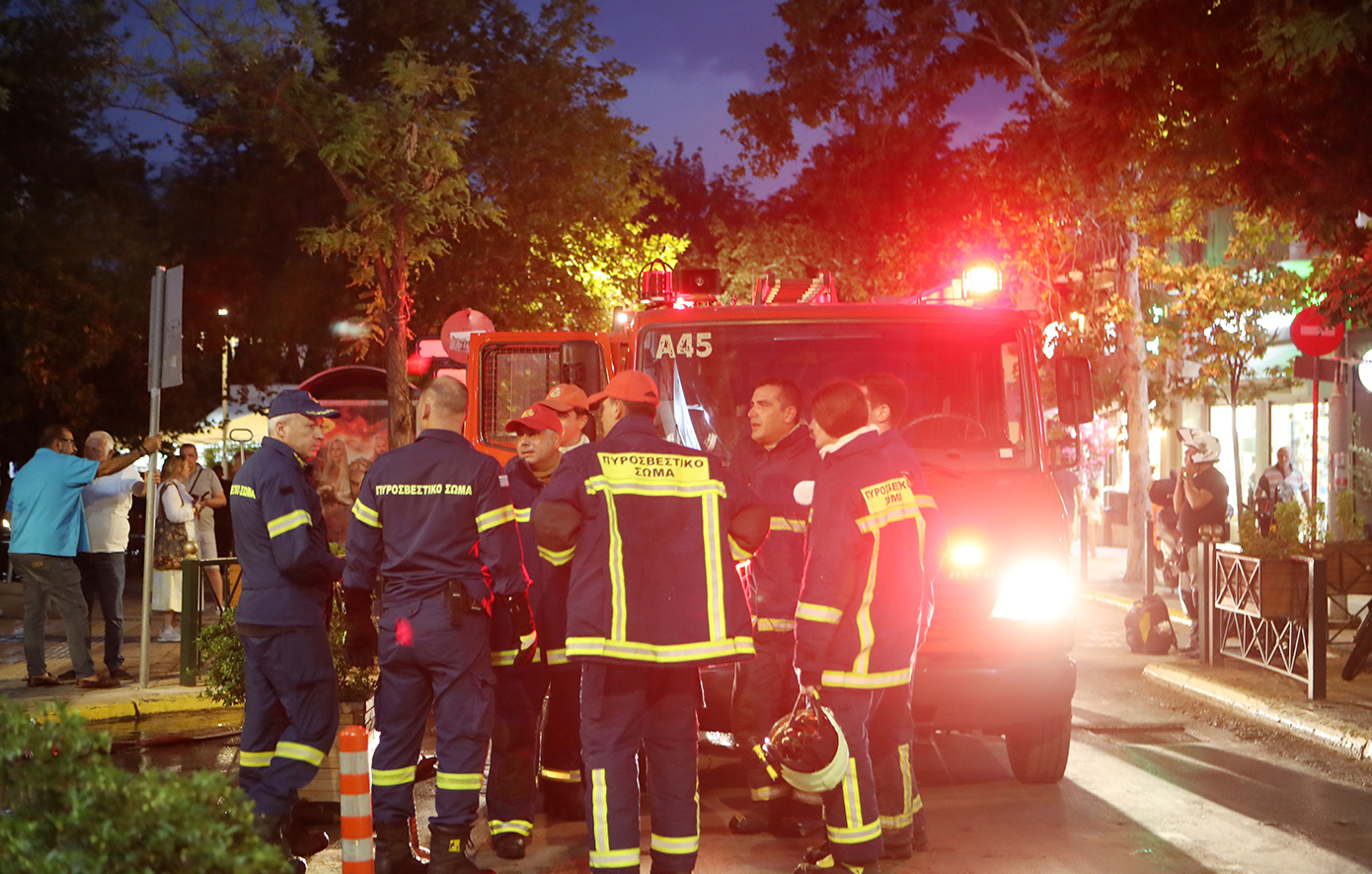 Φλόγες ανάμεσα στα σπίτια στη Σαλαμίνα – «Κάποιοι γιόρταζαν και έριξαν πυροτεχνήματα»