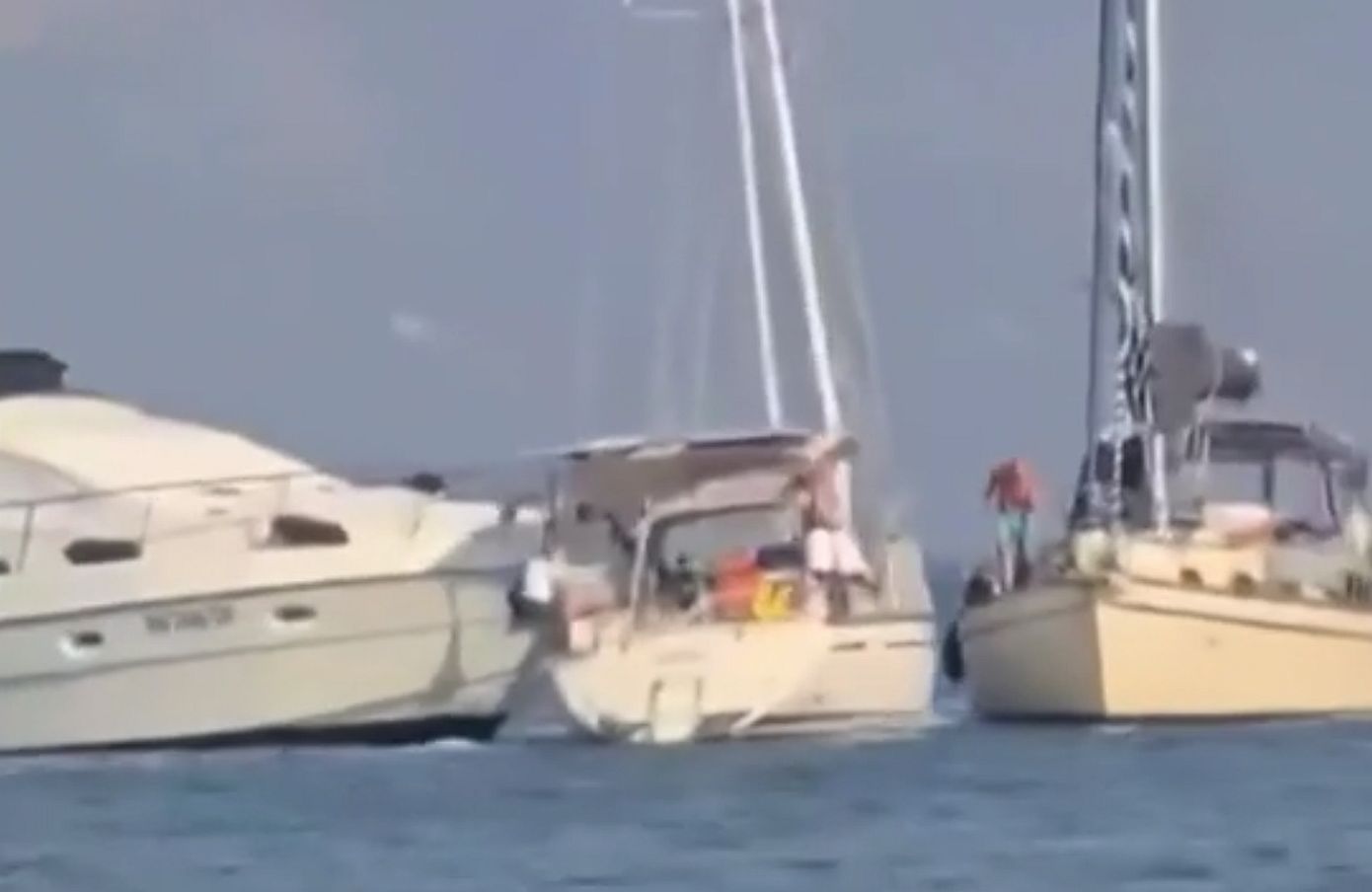 Γιοτ συγκρούεται με δύο ιστιοφόρα στην Κέρκυρα – Δείτε καρέ-καρέ την πρόσκρουση στην Ερείκουσα