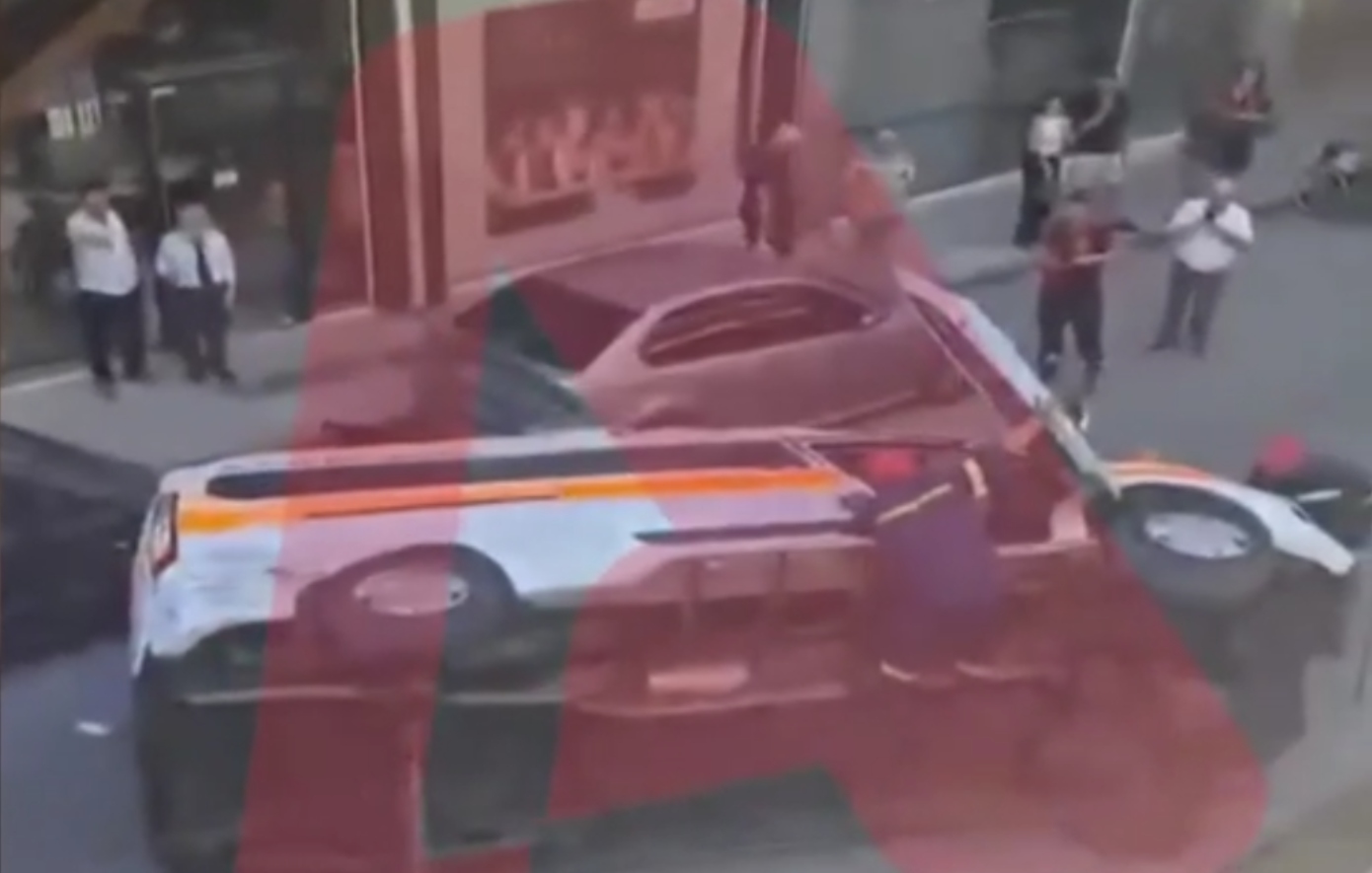 “Η ανατροπή του ασθενοφόρου στη Γουδή – Πολίτες αγωνίζονται να σώσουν τον ασθενή που απεβίωσε”