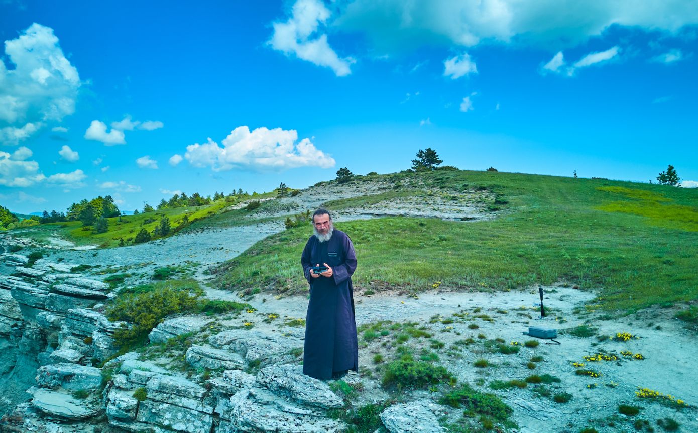 «Παπα-Drone», «παπα-razzι» ή «παπα-Βόιος»: Ιερέας με YouTube κανάλι, drone και έξι κάμερες αναδεικνύει το Βόιο Κοζάνης