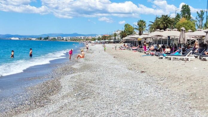 Κρυστάλλινα τα νερά στις ακτές της Καλαμάτας