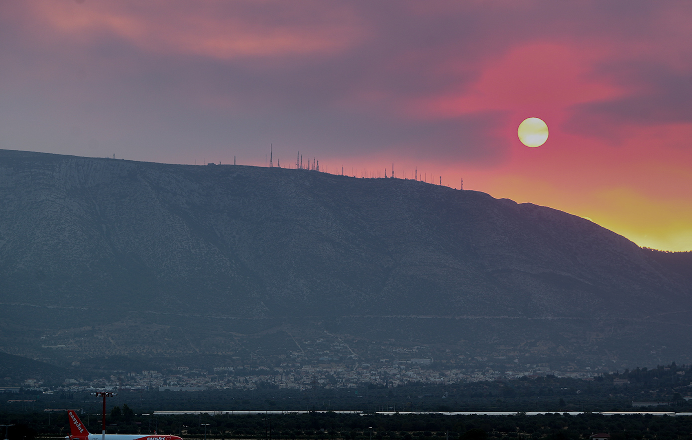 Καπνοί από τη φωτιά στην Κερατέα φτάνουν στα Κύθηρα – «Άρωμα καμένου» στην Άνδρο από την πυρκαγιά στην Τουρκία