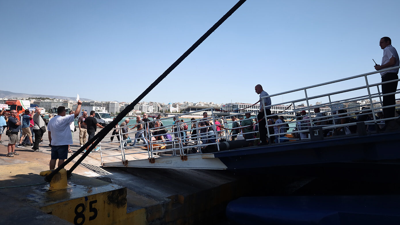Το «Blue Star Mykonos» σαλπάρει ξανά μετά την άρση της απαγόρευσης απόπλου