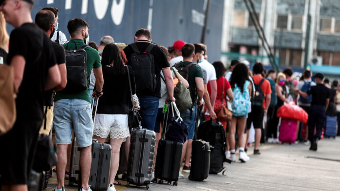 Απρόσκοπτα τα ακτοπλοϊκά δρομολόγια από τα λιμάνια της Αττικής
