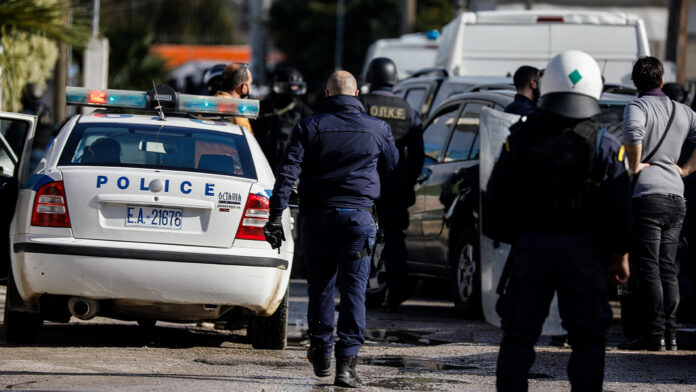Εκτεταμένη αστυνομική επιχείρηση στο Μενίδι – 11 συλλήψεις για ναρκωτικά