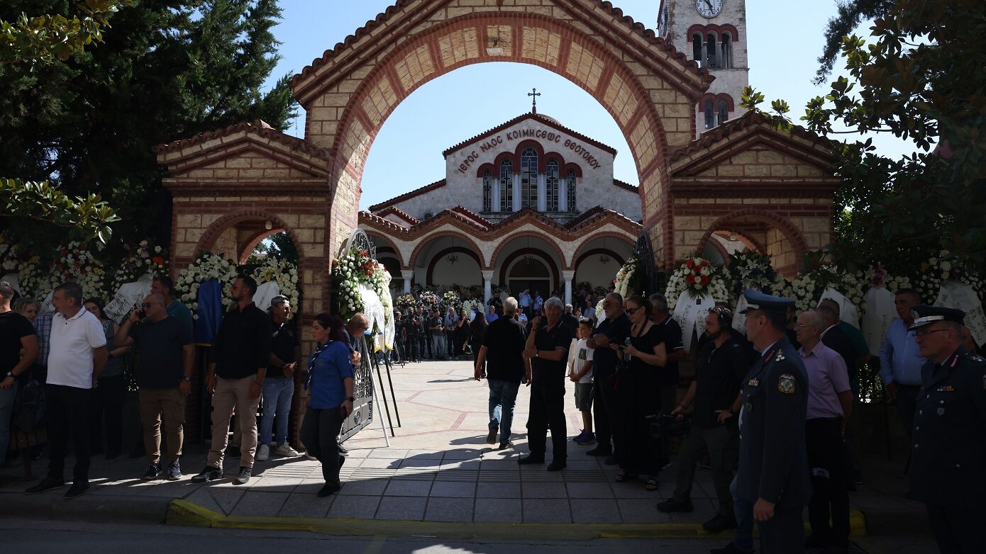 Μεγάλη συμμετοχή στην κηδεία του Απόστολου Βεσυρόπουλου: Παρών ο Κυριάκος Μητσοτάκης, το φέρετρο καλυμμένο με τη γαλανόλευκη