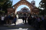 Μεγάλη συμμετοχή στην κηδεία του Απόστολου Βεσυρόπουλου: Παρών ο Κυριάκος Μητσοτάκης, το φέρετρο καλυμμένο με τη γαλανόλευκη