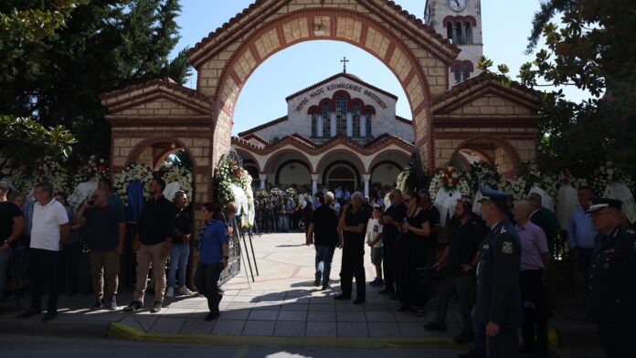 Μεγάλη συμμετοχή στην κηδεία του Απόστολου Βεσυρόπουλου: Παρών ο Κυριάκος Μητσοτάκης, το φέρετρο καλυμμένο με τη γαλανόλευκη