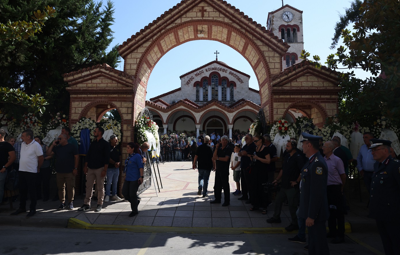 Μεγάλη συμμετοχή στην κηδεία του Απόστολου Βεσυρόπουλου: Παρών ο Κυριάκος Μητσοτάκης, το φέρετρο καλυμμένο με τη γαλανόλευκη