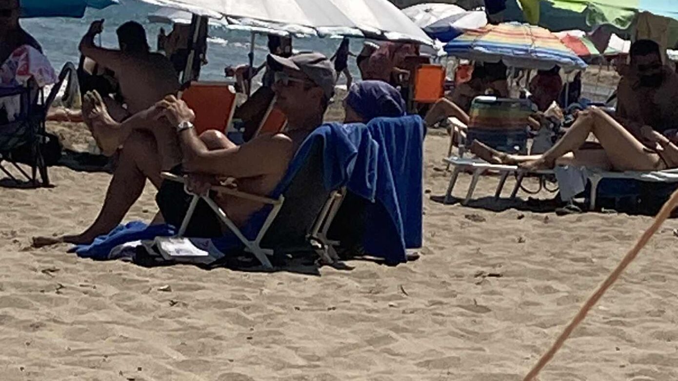 Δροσερή ανάπαυλα για Κυριάκο Μητσοτάκη και Μαρέβα στις Καλύβες Χανίων