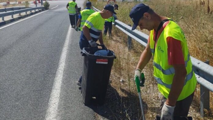Απομάκρυνση 15 τόνων σκουπιδιών από το εθνικό-επαρχιακό οδικό δίκτυο Λάρισας