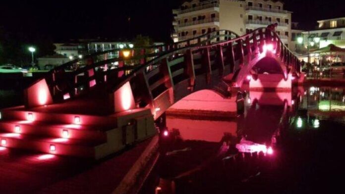 Δ. Λευκάδας: Φωτισμός της ξύλινης γέφυρας για την Παγκόσμια Ημέρα Νωτιαίας Μυϊκής Ατροφίας