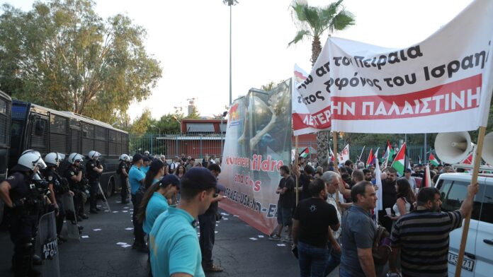 Διαδήλωση στο λιμάνι του Πειραιά για κρουαζιερόπλοιο με Ισραηλινούς τουρίστες – Αυξημένη αστυνομική επιτήρηση
