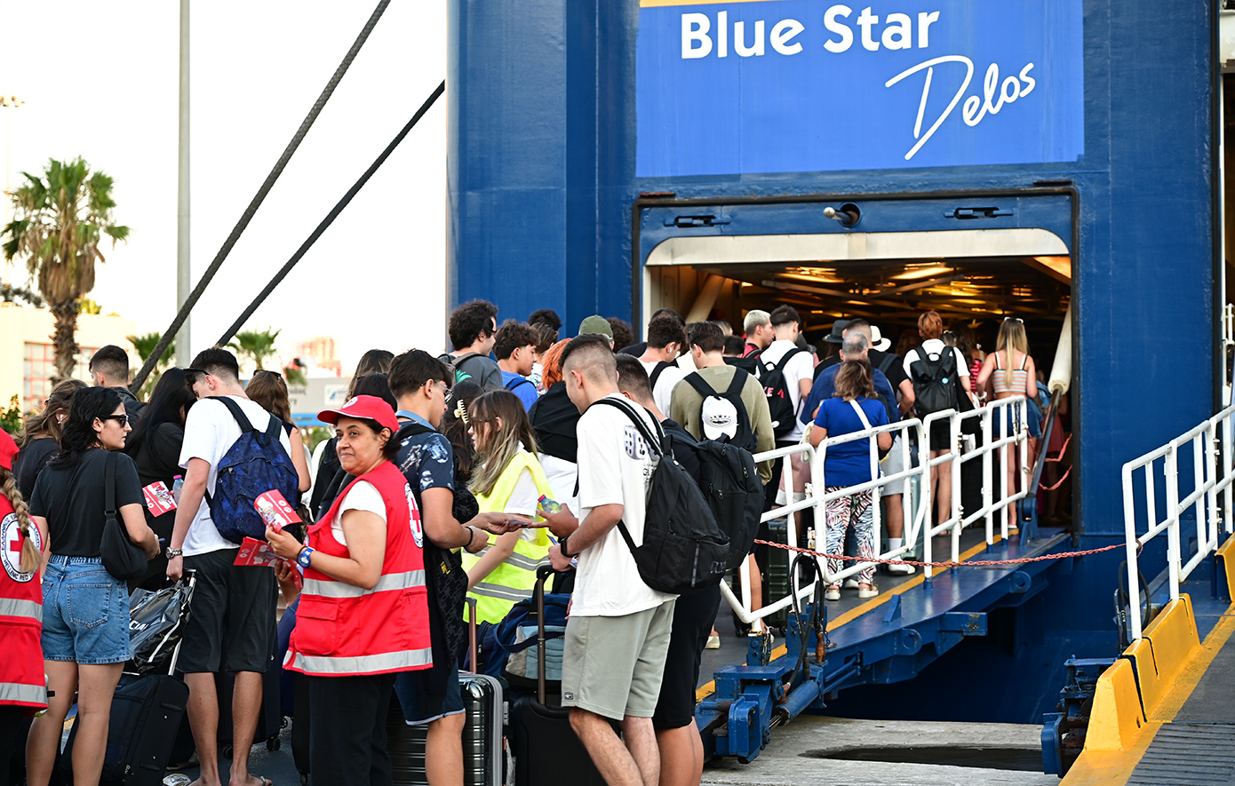Άρχισε η μαζική αναχώρηση των αδειούχων Αυγούστου – «Πλημμύρισε» από επιβάτες και Ι.Χ. ο Πειραιάς