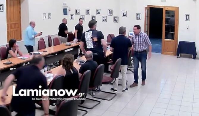 Ένταση στο δημοτικό συμβούλιο Μακρακώμης – Σχεδόν πιάστηκαν στα χέρια