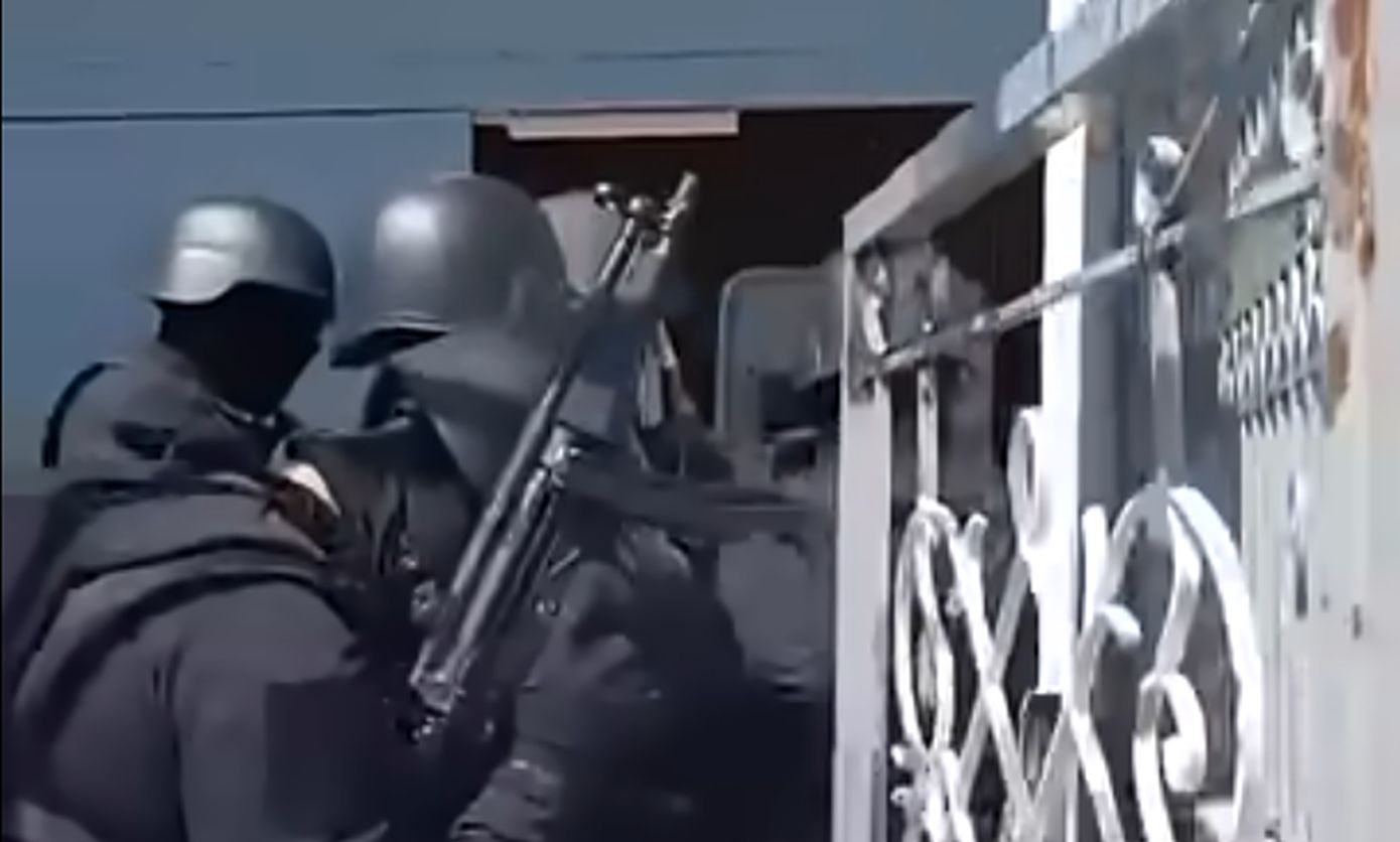 Επιχείρηση του ελληνικού FBI σε οικίες στο Μενίδι – Κατοικία είχε γίνει «υπερμάρκετ» ναρκωτικών