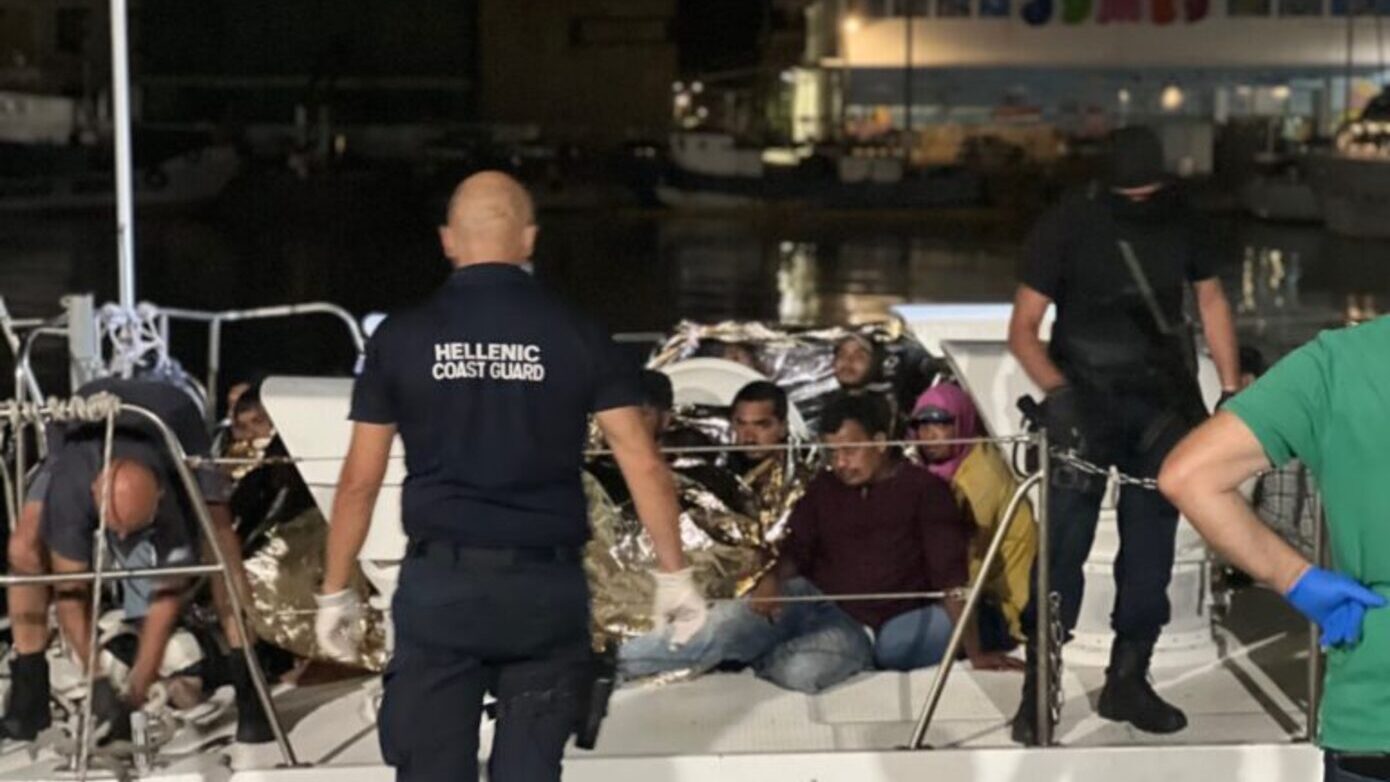 Στο λιμάνι της Καλαμάτας οι 39 διασωθέντες μετανάστες από τον μεσσηνιακό κόλπο – Λεπτομέρειες της επιχείρησης του Λιμενικού