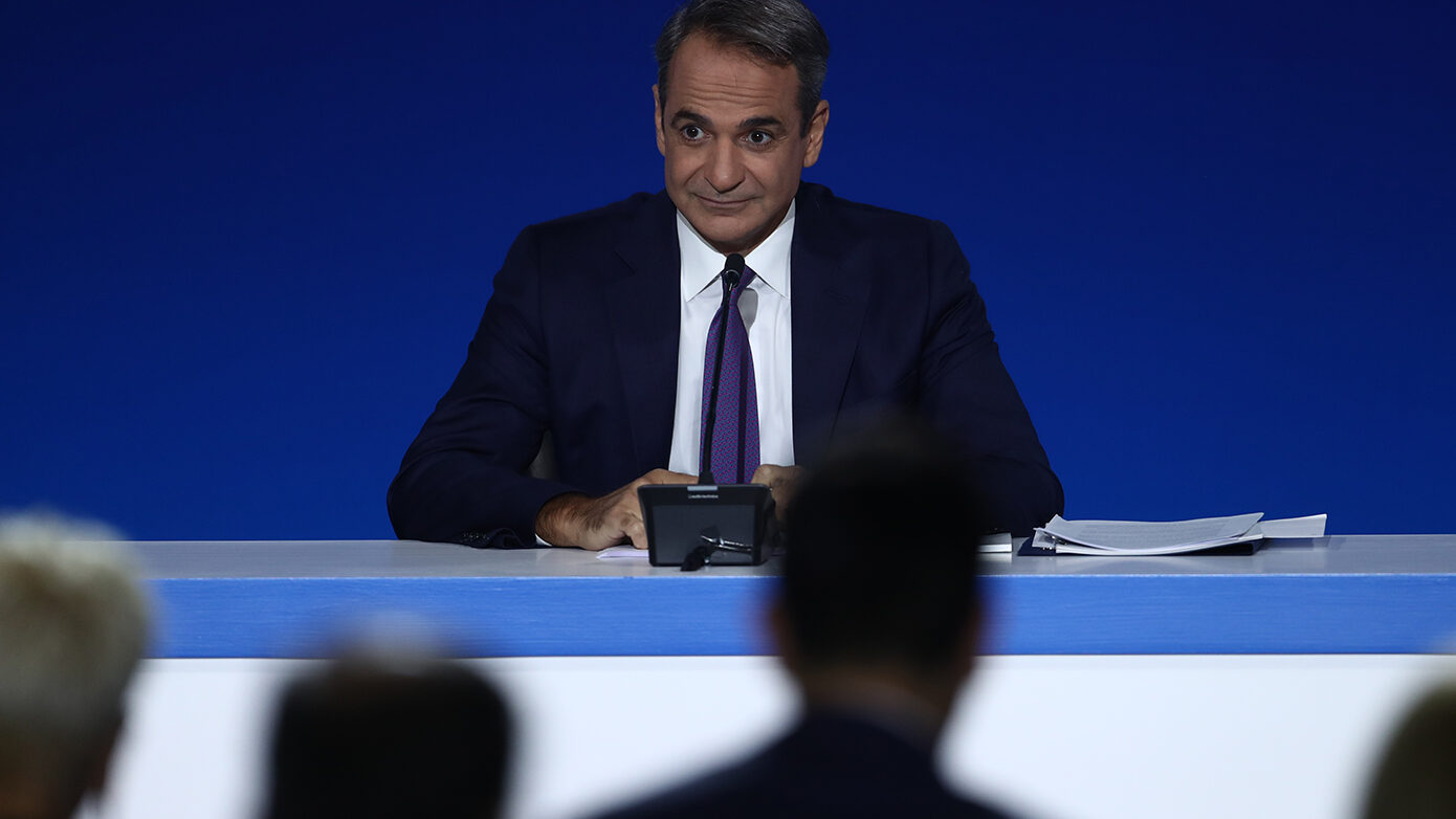 Περιορισμένες παροχές στη μεσαία τάξη και αφοσίωση στο κυβερνητικό έργο – Η πολιτική στρατηγική Μητσοτάκη