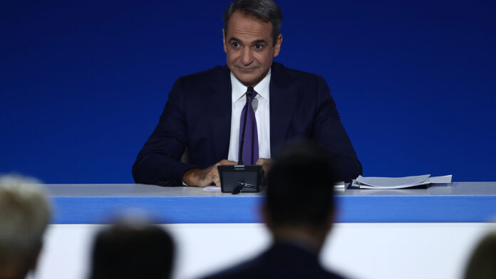 Περιορισμένες παροχές στη μεσαία τάξη και αφοσίωση στο κυβερνητικό έργο – Η πολιτική στρατηγική Μητσοτάκη