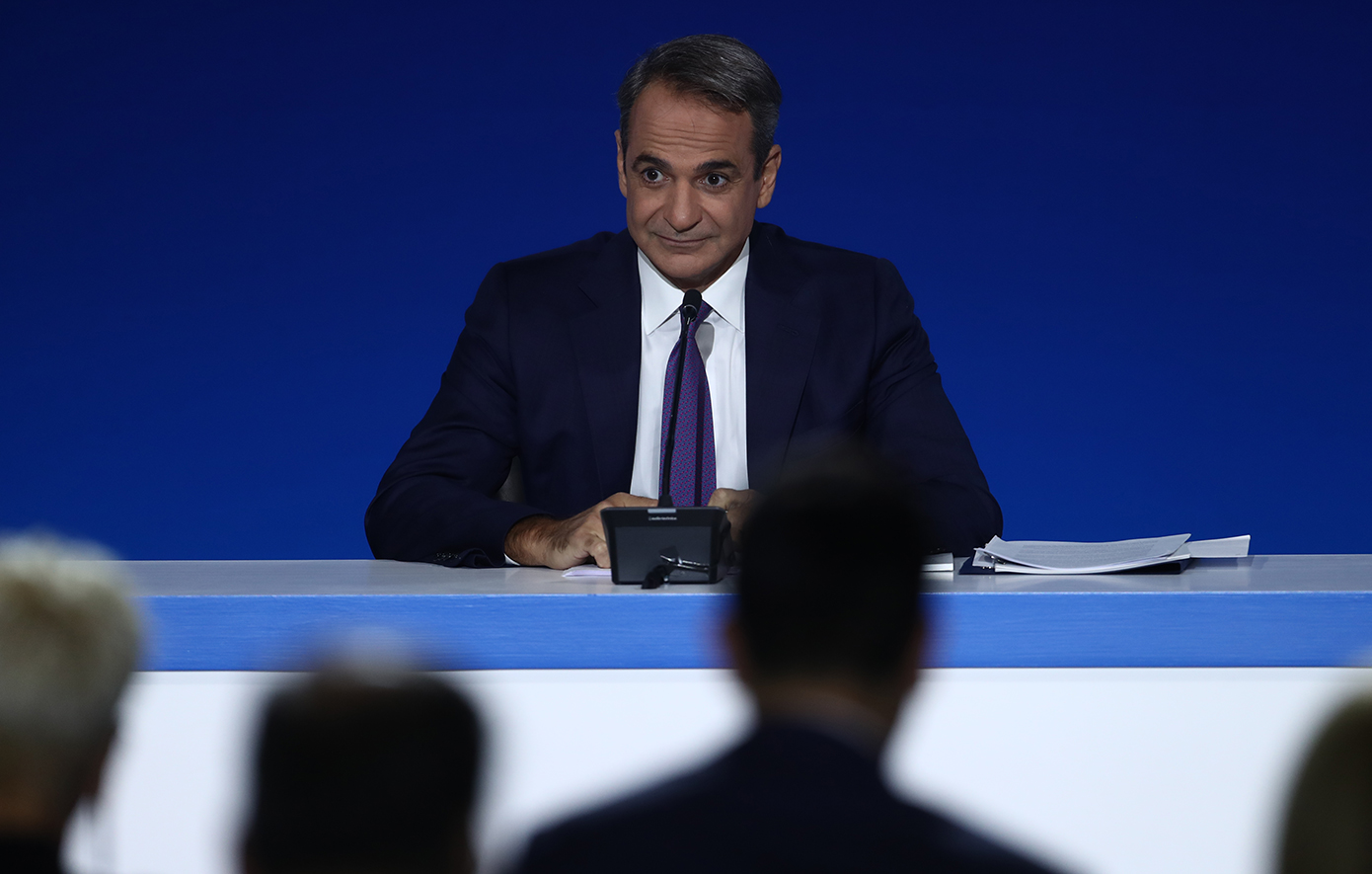 Περιορισμένες παροχές στη μεσαία τάξη και αφοσίωση στο κυβερνητικό έργο – Η πολιτική στρατηγική Μητσοτάκη