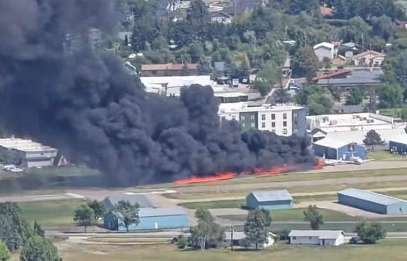 Αεροπλάνο χτύπησε σταθμευμένα αεροσκάφη κατά την προσγείωση στη Μοντάνα – Ξέσπασε πυρκαγιά