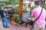 MyStreet: Η πλατφόρμα που επιτρέπει στους πολίτες να αναφέρουν παράνομες καταλήψεις πεζοδρομίων και πλατειών