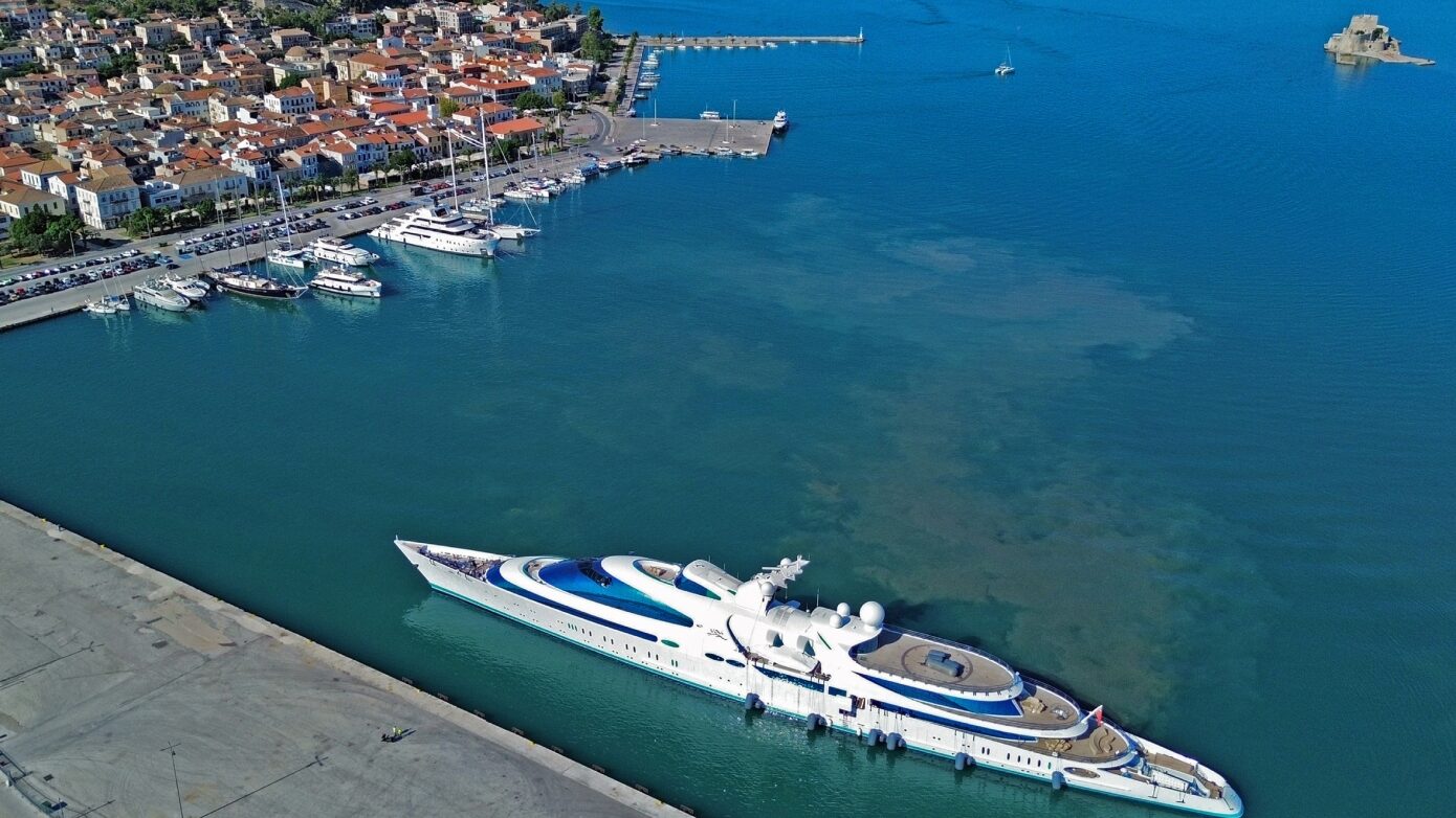 Το superyacht «Yas» της βασιλικής οικογένειας των ΗΑΕ αγκυροβολεί στο Ναύπλιο