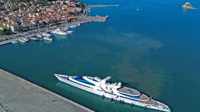 Το superyacht «Yas» της βασιλικής οικογένειας των ΗΑΕ αγκυροβολεί στο Ναύπλιο