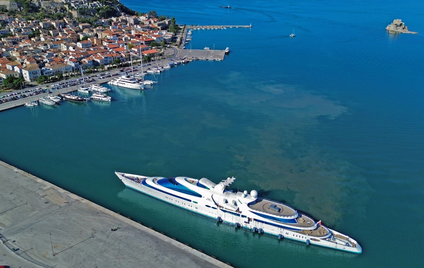 Το superyacht «Yas» της βασιλικής οικογένειας των ΗΑΕ αγκυροβολεί στο Ναύπλιο