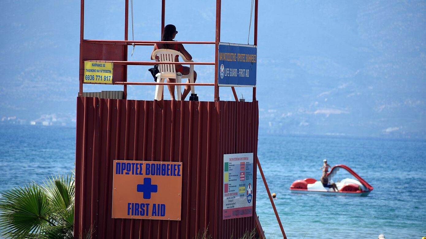 Εκτός υπηρεσίας ναυαγοσώστης διασώζει πέντε νέους από πνιγμό στα Χανιά