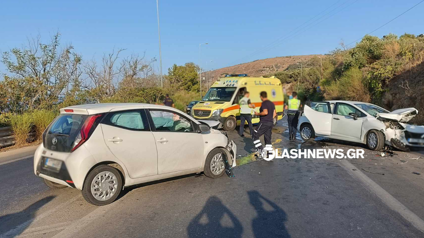 Σύγκρουση τριών αυτοκινήτων στον ΒΟΑΚ: Δύο γυναίκες τραυματίες