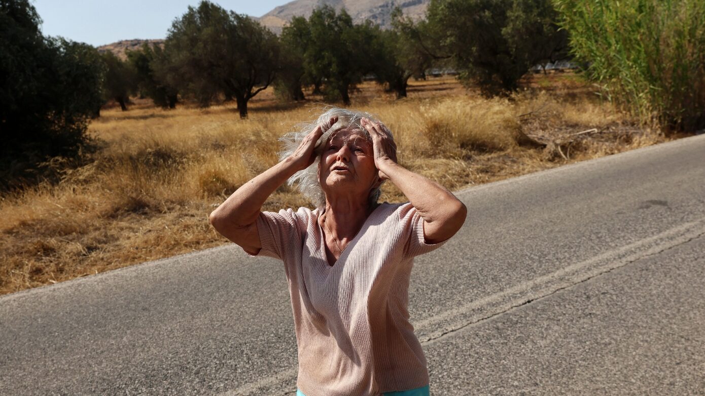 Η εικόνα που αποτυπώνει την απόγνωση γυναίκας μπροστά στις φλόγες – Σκηνές αρχαίας τραγωδίας στην Κερατέα