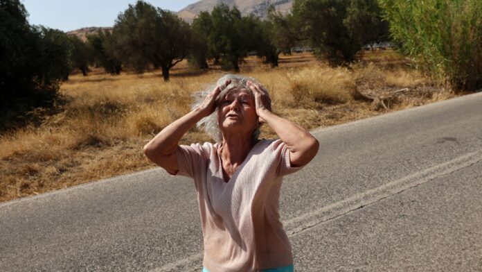 Η εικόνα που αποτυπώνει την απόγνωση γυναίκας μπροστά στις φλόγες – Σκηνές αρχαίας τραγωδίας στην Κερατέα