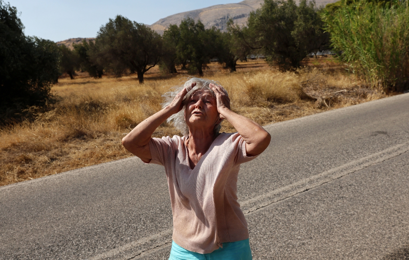 Η εικόνα που αποτυπώνει την απόγνωση γυναίκας μπροστά στις φλόγες – Σκηνές αρχαίας τραγωδίας στην Κερατέα