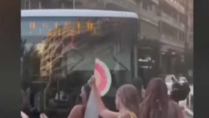 Νύφη διέκοψε λεωφορείο του ΟΑΣΘ για χορό στη μέση του δρόμου – Δείτε το βίντεο