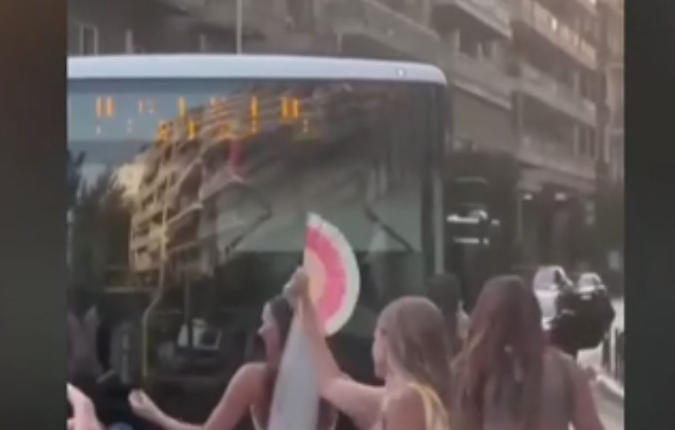 Νύφη διέκοψε λεωφορείο του ΟΑΣΘ για χορό στη μέση του δρόμου – Δείτε το βίντεο