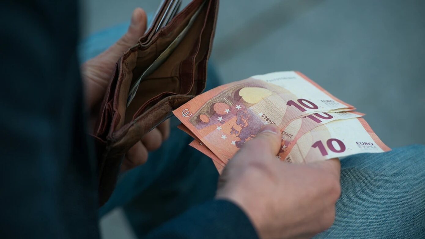 Την Παρασκευή θα καταβληθούν τα κοινωνικά βοηθήματα από τον ΟΠΕΚΑ